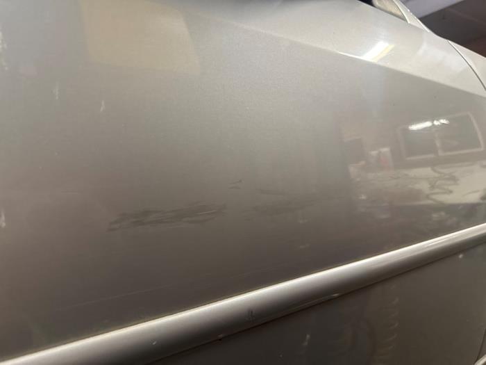 Framdörr, 4-dörrars, höger från en Ford Mondeo III 2.0 TDCi/TDDi 115 16V 2002