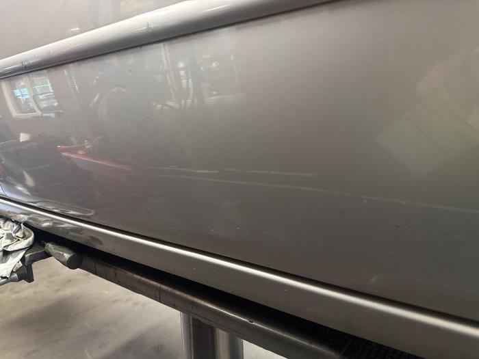 Framdörr, 4-dörrars, höger från en Ford Mondeo III 2.0 TDCi/TDDi 115 16V 2002