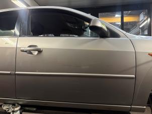 Begagnade Framdörr, 4-dörrars, höger Ford Mondeo III 2.0 TDCi/TDDi 115 16V Pris på förfrågan erbjuds av Autodemontage Joko B.V.