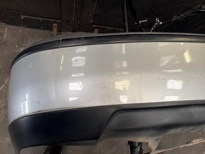 Bakre stötfångare från en Ford Mondeo III 2.0 TDCi/TDDi 115 16V 2002