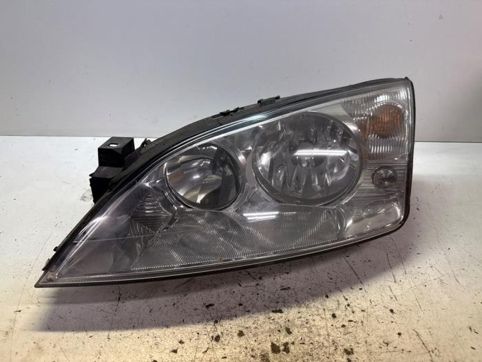Strålkastare, vänster från en Ford Mondeo III 2.0 TDCi/TDDi 115 16V 2002
