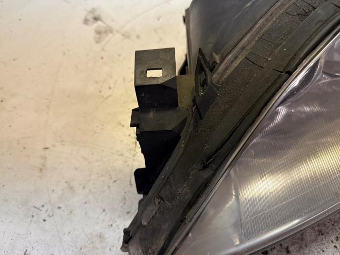Strålkastare, vänster från en Ford Mondeo III 2.0 TDCi/TDDi 115 16V 2002