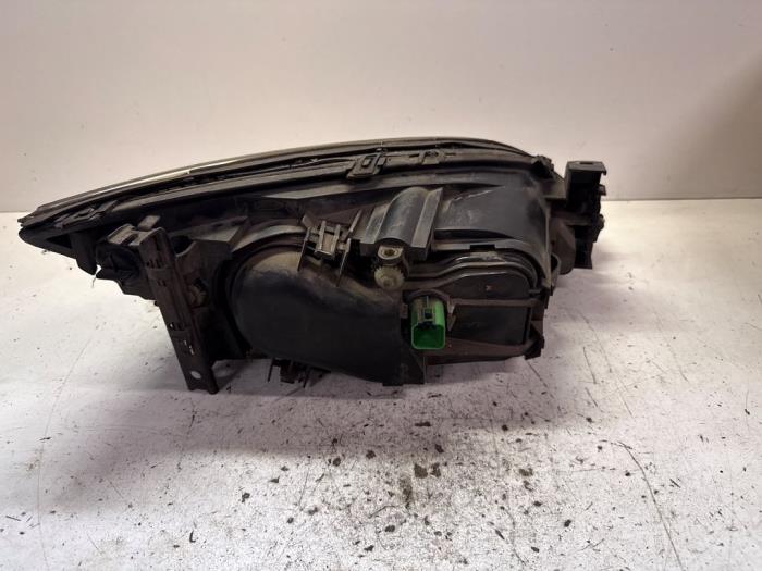 Strålkastare, vänster från en Ford Mondeo III 2.0 TDCi/TDDi 115 16V 2002