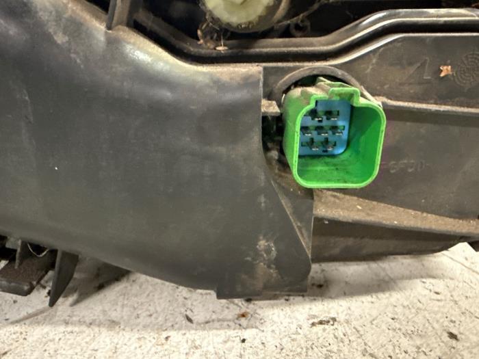 Strålkastare, vänster från en Ford Mondeo III 2.0 TDCi/TDDi 115 16V 2002