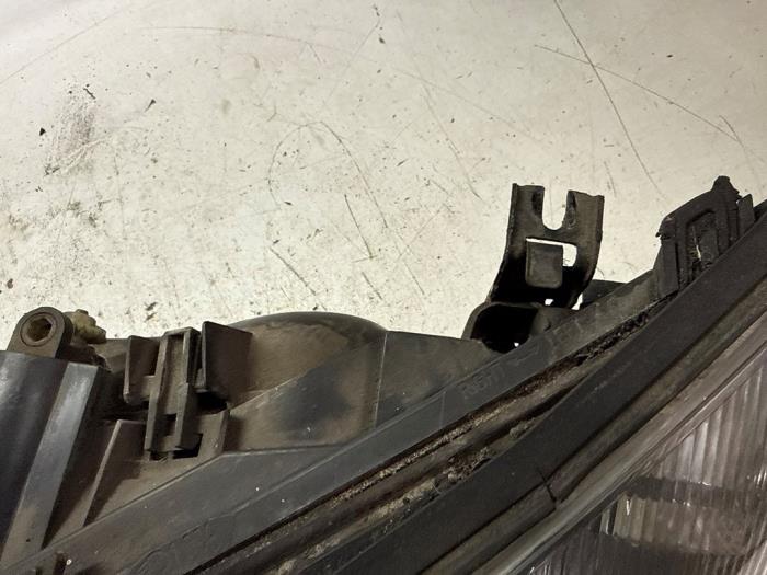 Strålkastare, vänster från en Ford Mondeo III 2.0 TDCi/TDDi 115 16V 2002