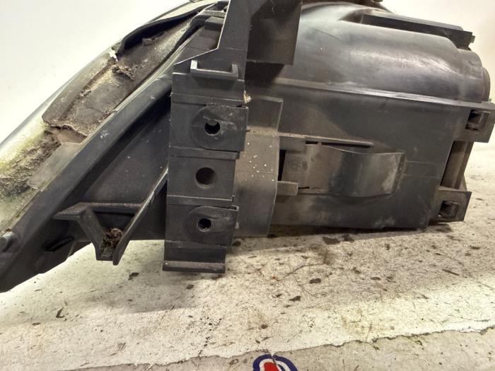 Strålkastare, höger från en Ford Mondeo III 2.0 TDCi/TDDi 115 16V 2002