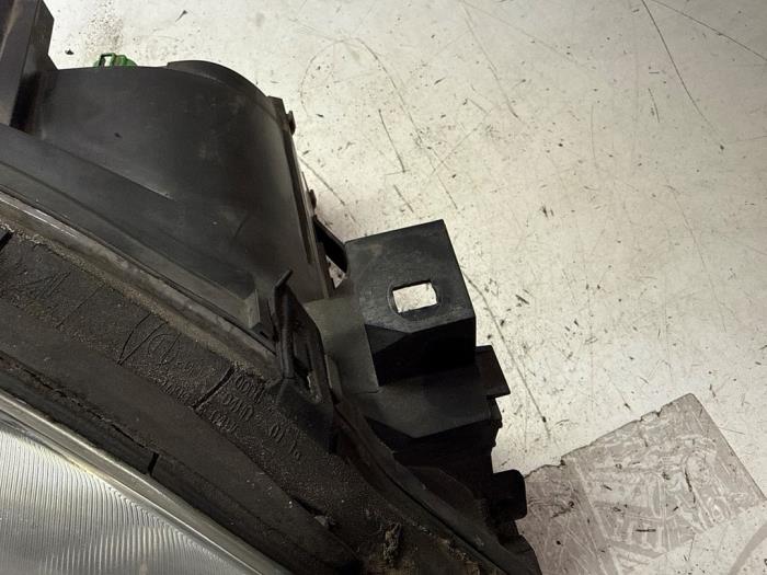 Strålkastare, höger från en Ford Mondeo III 2.0 TDCi/TDDi 115 16V 2002