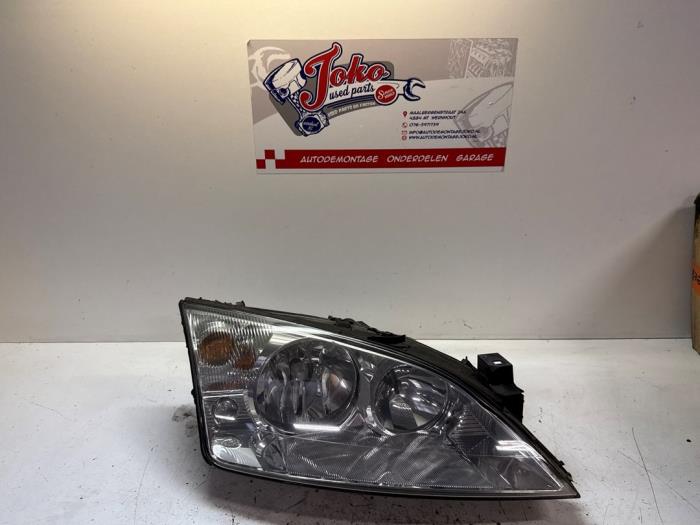 Strålkastare, höger från en Ford Mondeo III 2.0 TDCi/TDDi 115 16V 2002