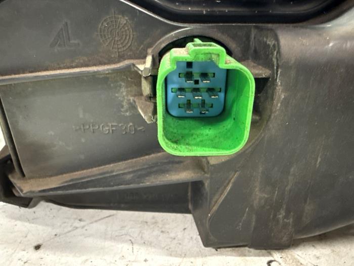 Strålkastare, höger från en Ford Mondeo III 2.0 TDCi/TDDi 115 16V 2002