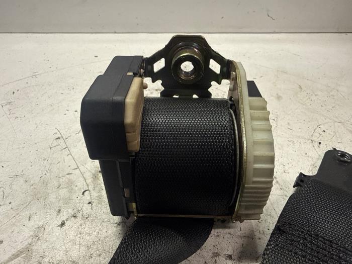 Främre säkerhetsbälte, höger från en Ford Mondeo III 2.0 TDCi/TDDi 115 16V 2002