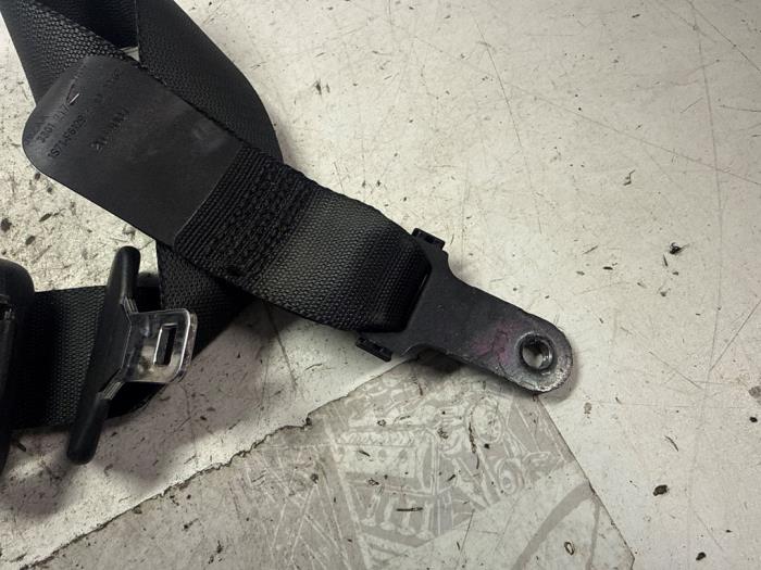 Främre säkerhetsbälte, höger från en Ford Mondeo III 2.0 TDCi/TDDi 115 16V 2002