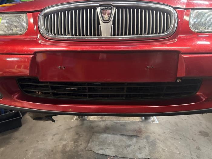 Främre stötfångare från en Rover 400 (RT) 416Si 16V 1996