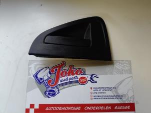 Używane Uchwyt drzwi prawych tylnych wersja 4-drzwiowa Chevrolet Spark (M300) 1.0 16V Cena na żądanie oferowane przez Autodemontage Joko B.V.