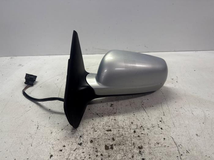 Skärmspegel, vänster från en Volkswagen Golf IV Variant (1J5) 1.9 TDI 115 2000