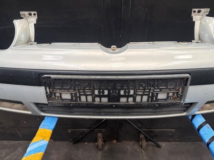 Främre stötfångare från en Volkswagen Golf IV Variant (1J5) 1.9 TDI 115 2000