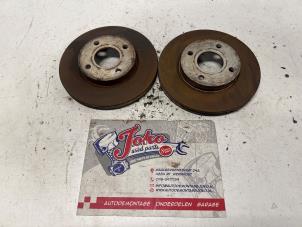 Begagnade Främre bromsskiva Ford Focus 1 Wagon 1.6 16V Pris på förfrågan erbjuds av Autodemontage Joko B.V.