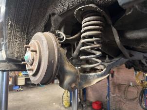 Begagnade Bakre upphängning, vänster Ford Focus 1 Wagon 1.6 16V Pris på förfrågan erbjuds av Autodemontage Joko B.V.