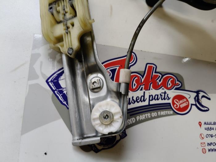 Fönstermekanism för bakre dörr, 4-dörrars, höger från en Opel Karl 1.0 12V 2015