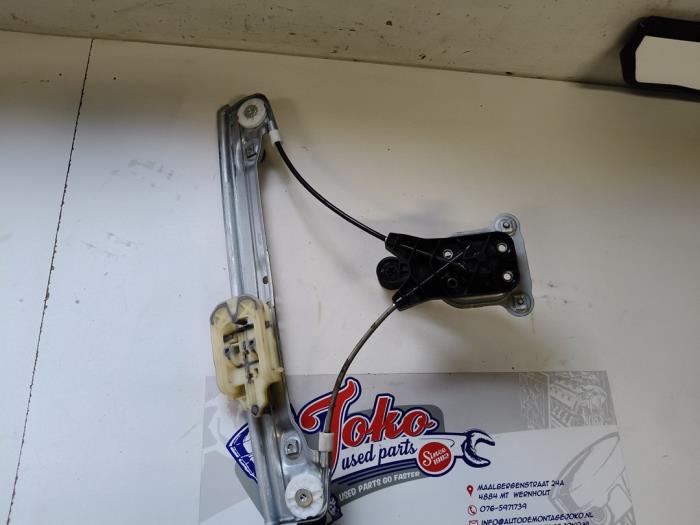 Fönstermekanism för bakre dörr, 4-dörrars, höger från en Opel Karl 1.0 12V 2015