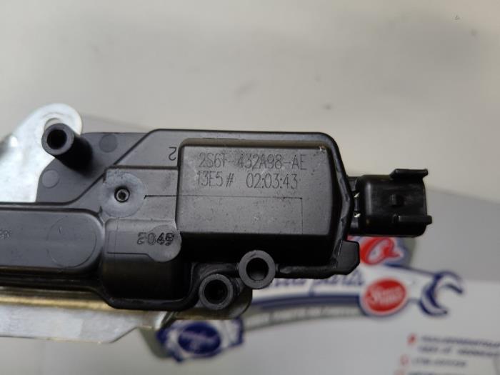 Centrallåsmotor från en Ford Fiesta 5 (JD/JH) 1.4 TDCi 2005