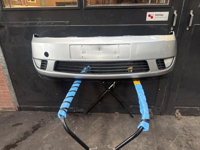 Främre stötfångare från en Ford Fiesta 5 (JD/JH) 1.4 TDCi 2005