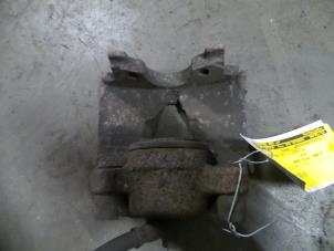 Begagnade Främre bromsok, höger Opel Astra F (56/57) 1.6i 16V Pris på förfrågan erbjuds av Autodemontage Joko B.V.