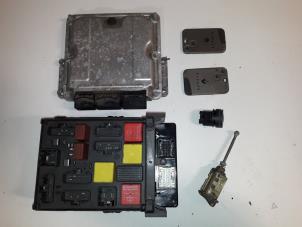 Begagnade Cylinderlåsuppsättning (komplett) Renault Espace (JK) 2.2 dCi 16V Pris på förfrågan erbjuds av Autodemontage Joko B.V.