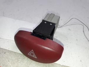 Begagnade Nödbelysningsbrytare Citroen Xsara Picasso (CH) 2.0 HDi 90 Pris på förfrågan erbjuds av Autodemontage Joko B.V.