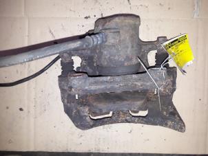 Begagnade Främre bromsok, vänster Mercedes C (W202) 2.2 C-220 CDI 16V Pris på förfrågan erbjuds av Autodemontage Joko B.V.