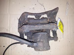 Begagnade Främre bromsok, höger Mercedes C (W202) 2.2 C-220 CDI 16V Pris på förfrågan erbjuds av Autodemontage Joko B.V.