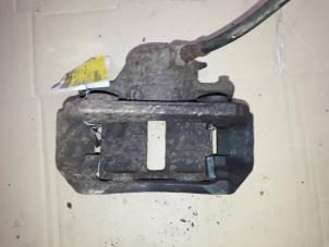 Begagnade Främre bromsok, vänster Mercedes C Combi (S203) 2.2 C-200 CDI 16V Pris på förfrågan erbjuds av Autodemontage Joko B.V.