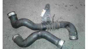 Begagnade Laddluftkylarslang Mercedes C Combi (S203) 2.2 C-200 CDI 16V Pris på förfrågan erbjuds av Autodemontage Joko B.V.