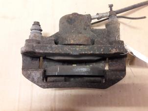 Begagnade Främre bromsok, höger Mercedes Vito (638.0) 2.2 CDI 108 16V Pris på förfrågan erbjuds av Autodemontage Joko B.V.