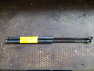 Begagnade Gasfjäder, vänster bak Hyundai Getz 1.5 CRDi 12V Pris på förfrågan erbjuds av Autodemontage Joko B.V.