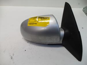 Begagnade Skärmspegel, höger Kia Rio (DC22/24) 1.5 16V Pris på förfrågan erbjuds av Autodemontage Joko B.V.