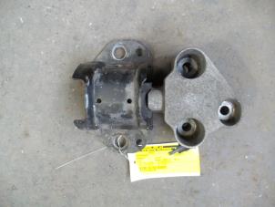 Begagnade Motorfäste Renault Clio II (BB/CB) 1.2 16V Pris på förfrågan erbjuds av Autodemontage Joko B.V.