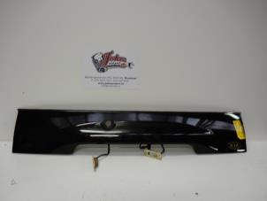 Używane Uchwyt tylnej klapy Kia Joice 2.0 16V Cena na żądanie oferowane przez Autodemontage Joko B.V.