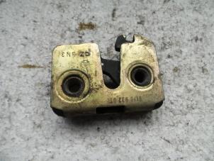 Begagnade Dörrmekanism, 4-dörrars, höger bak Skoda Felicia (6U1) 1.3 Pris på förfrågan erbjuds av Autodemontage Joko B.V.