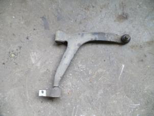 Begagnade Främre undre gaffelben, höger Citroen Xsara Picasso (CH) 1.8 16V Pris på förfrågan erbjuds av Autodemontage Joko B.V.