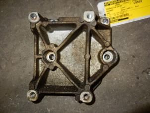 Gebruikte Dynamosteun boven Peugeot 206 (2A/C/H/J/S) 1.6 16V Prijs op aanvraag aangeboden door Autodemontage Joko B.V.