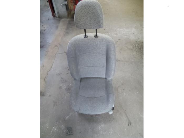 Stoel links van een Renault Clio II Societe (SB) 1.5 dCi 68 2006