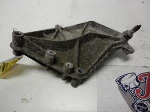 Begagnade Motorfäste Renault Espace (JE) 2.0i RTE,RXE Pris på förfrågan erbjuds av Autodemontage Joko B.V.