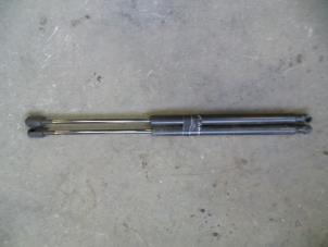 Begagnade Gasfjäder, vänster bak Hyundai Getz 1.3i 12V Pris på förfrågan erbjuds av Autodemontage Joko B.V.