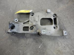 Begagnade Övre fäste, generator Skoda Octavia Combi (1Z5) 1.6 MPI Pris på förfrågan erbjuds av Autodemontage Joko B.V.