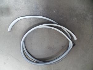 Begagnade Främre dörrtätning, 4-dörrars, höger Kia Cerato 1.6 16V Pris på förfrågan erbjuds av Autodemontage Joko B.V.