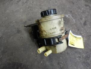 Begagnade Styrservotank Renault Espace (JE) 2.0i 16V Pris på förfrågan erbjuds av Autodemontage Joko B.V.