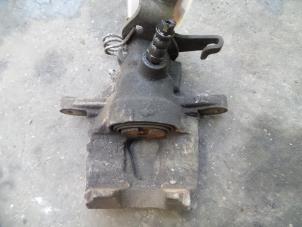 Używane Zacisk hamulcowy lewy tyl Opel Movano (4A1; 4A2; 4B2; 4B3; 4C2; 4C3) 2.5 DTI Cena na żądanie oferowane przez Autodemontage Joko B.V.