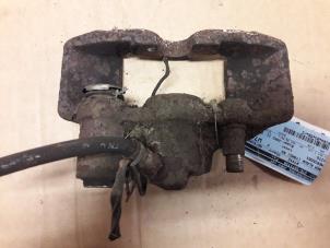 Begagnade Bakre bromsok, höger Mercedes Vito (638.1/2) 2.2 CDI 108 16V Pris på förfrågan erbjuds av Autodemontage Joko B.V.