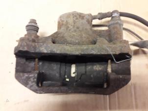 Begagnade Främre bromsok, höger Mercedes Vito (638.1/2) 2.2 CDI 108 16V Pris på förfrågan erbjuds av Autodemontage Joko B.V.