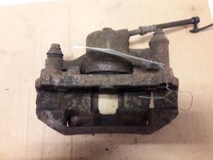 Begagnade Främre bromsok, höger Mercedes Vito (638.0) 2.2 CDI 108 16V Pris på förfrågan erbjuds av Autodemontage Joko B.V.